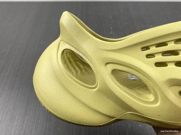Sulfur RNNR Foam Adidas Yeezy GV6775 0813